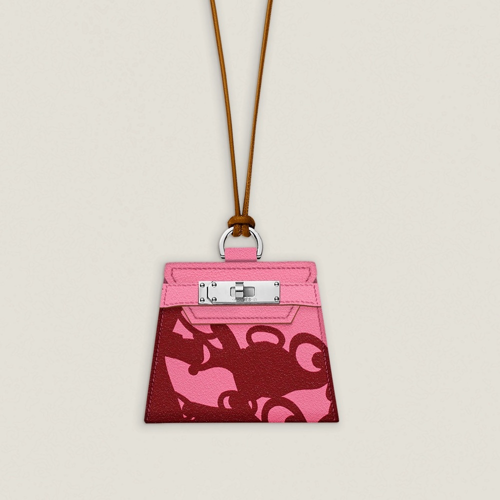 RARE HERMÈS MONPETITKELLY PRINTED PENDANT
LARGE MODEL NECKLACE